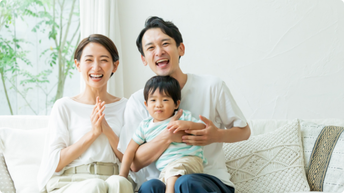 家族3人の笑顔の集合写真