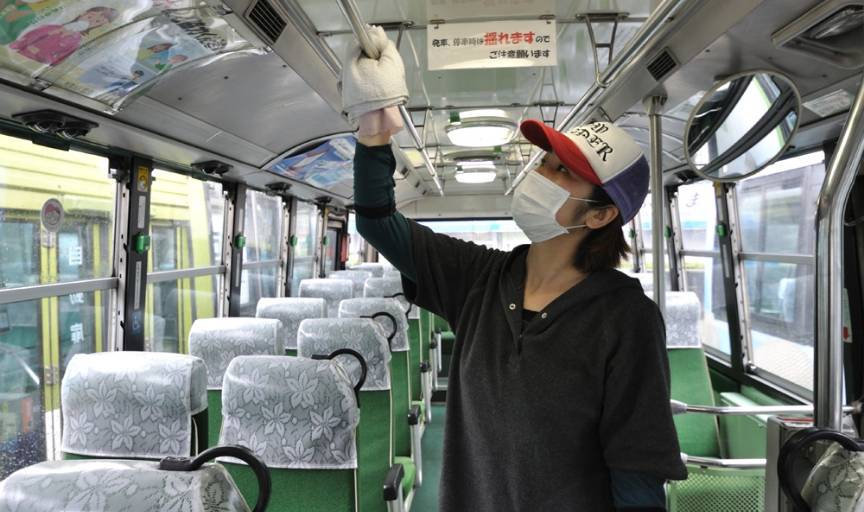 車内を清掃する様子の写真