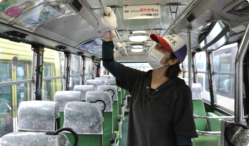 車内を清掃する様子の写真