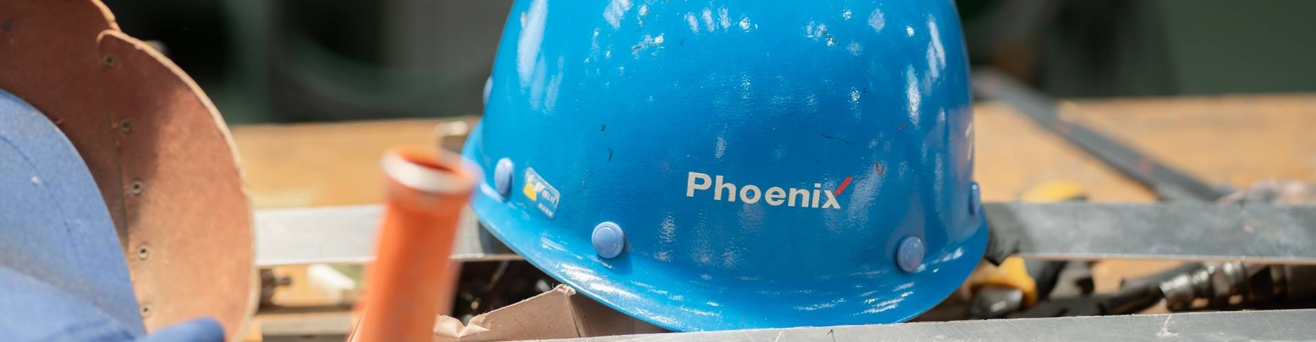 フェニックス工業株式会社の文字が入ったヘルメットの写真