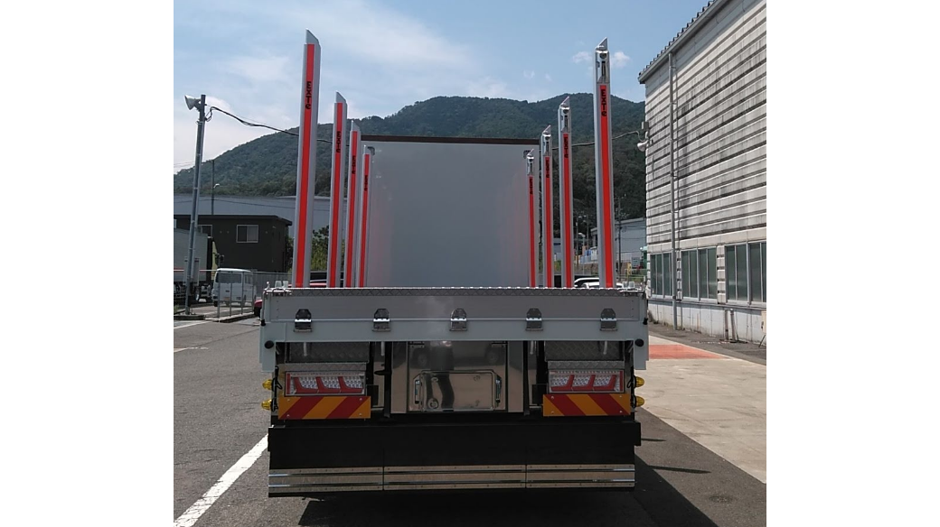 原木運搬車の写真